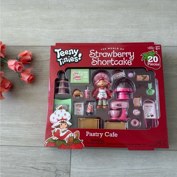 Strawberry Shortcake Other - NEW Teeny Tinies STRAWBERRY SHORTCAKE 
Pastry Cafe
Playset Miniatures